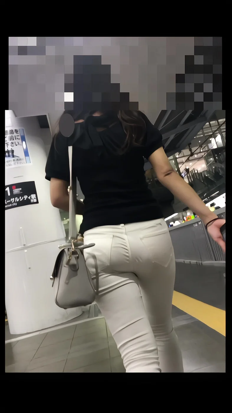 【再販】220腰回りがエロいパツパツ白パンギャル-5