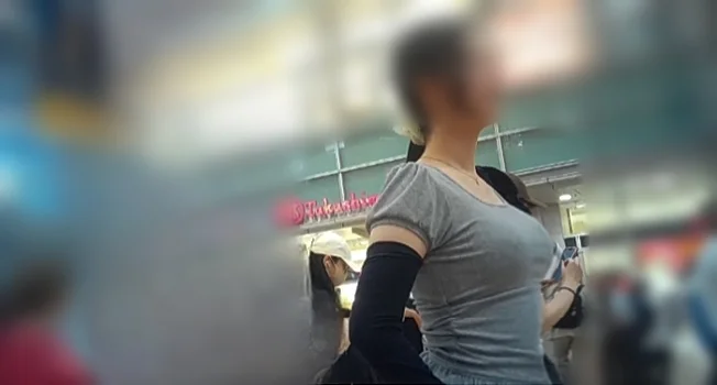 (14名収録)極薄ピタピタTシャツで美巨乳を強調する激カワ女子大生の待ち合わせなど