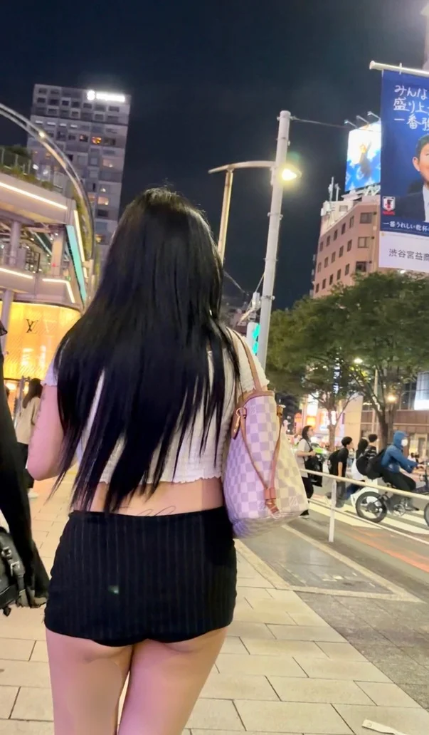 ヒップコレクションVol.117 下尻とパンティーが見えてしまってるミニスカのお姉さんとピタッと美尻のショーパンお姉さん-2