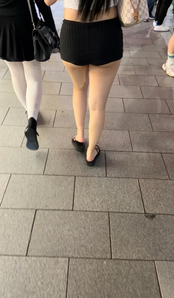 ヒップコレクションVol.117 下尻とパンティーが見えてしまってるミニスカのお姉さんとピタッと美尻のショーパンお姉さん-3