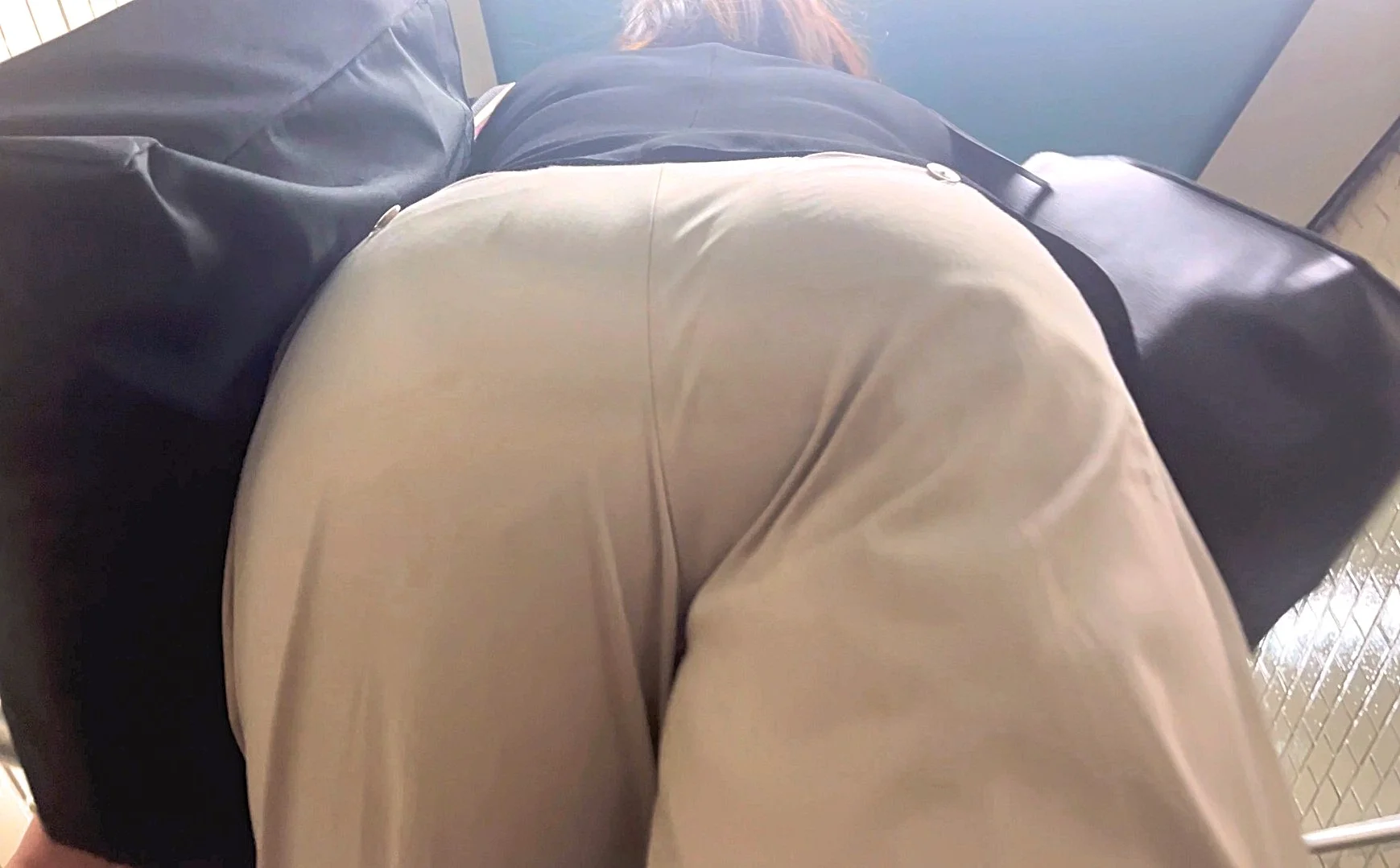 上玉素人OLのパツパツエロ尻を下から堪能！自慢の美巨尻をムニュらせながらパンティラインで♂を誘惑!-1
