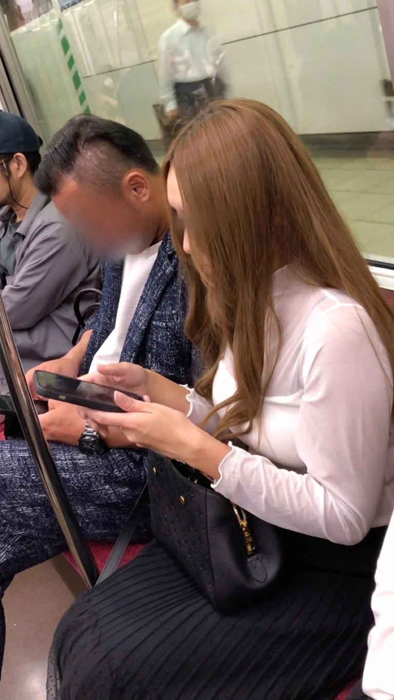 【上からの眺め80】〇区女子系のセクシーなお姉さんの巨乳を上から観察！-1