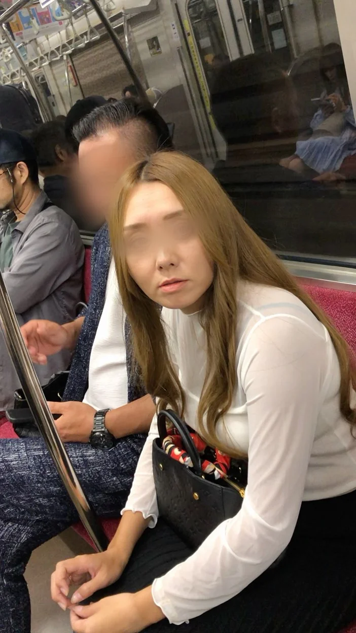 【上からの眺め80】〇区女子系のセクシーなお姉さんの巨乳を上から観察！-4