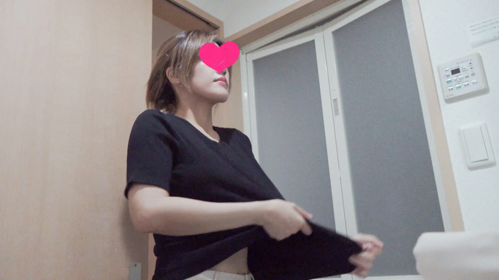 【民泊着替え】むっちり美巨乳JDと金髪美女の生着替え/252人目・253人目-3