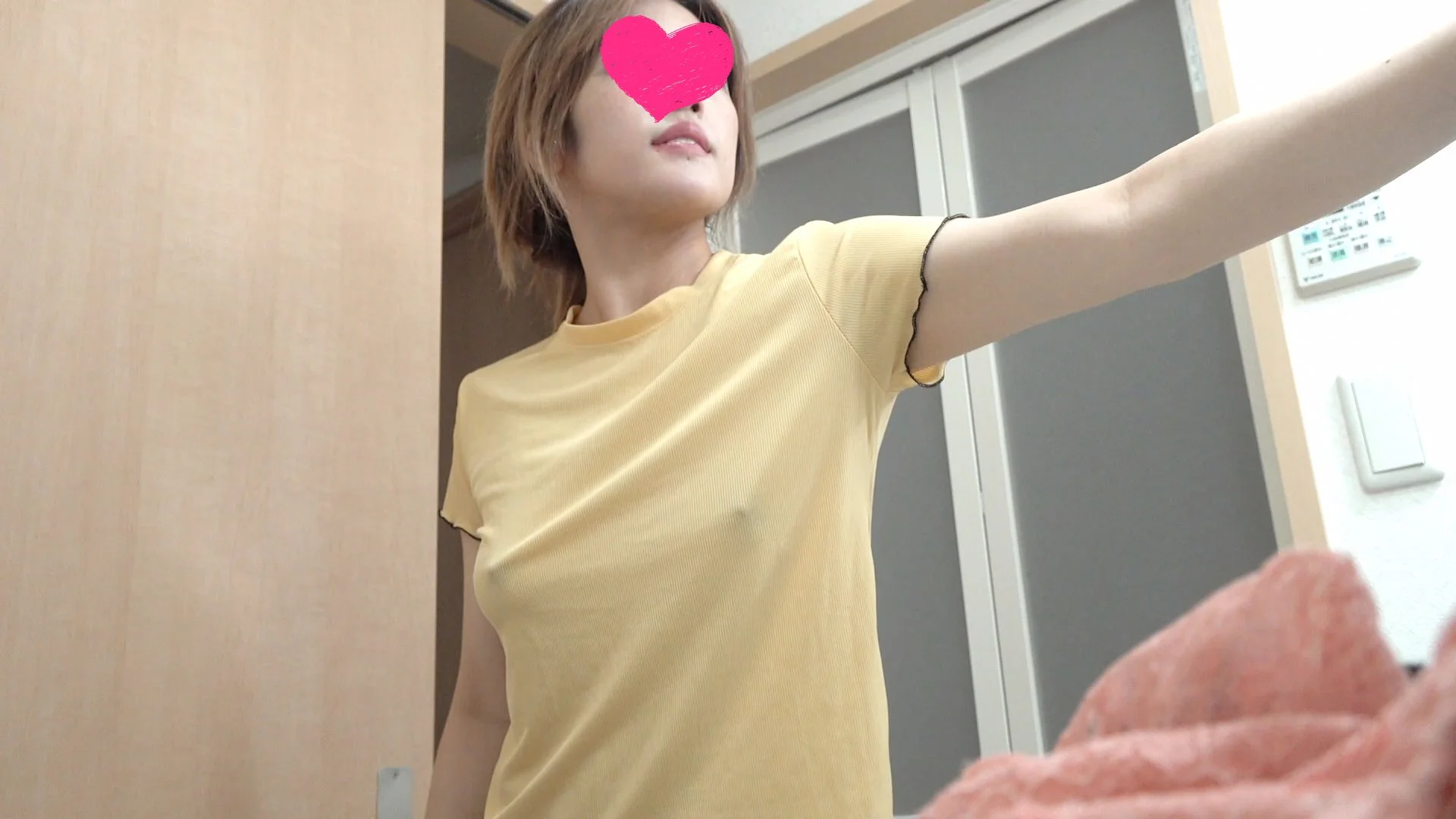 【民泊着替え】むっちり美巨乳JDと金髪美女の生着替え/252人目・253人目-6