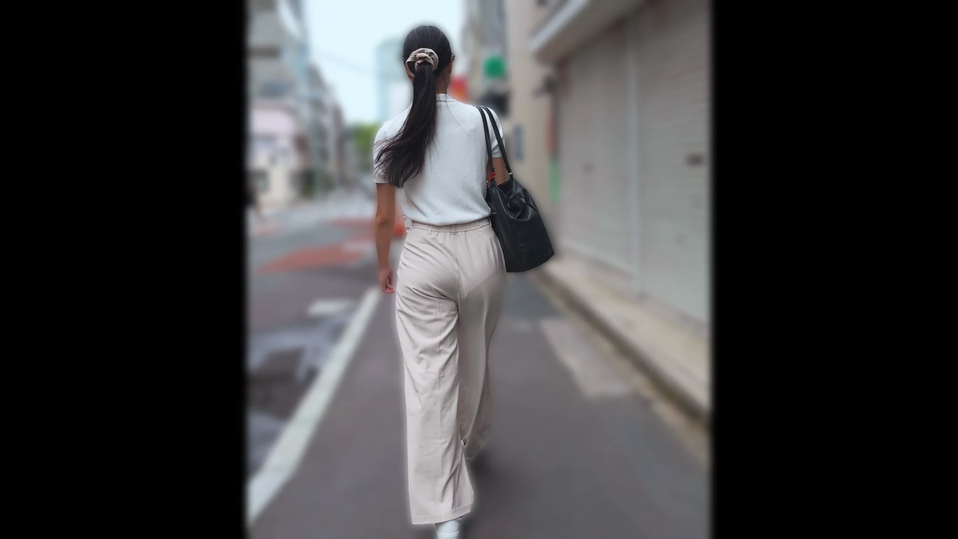 歩行記録0375「清楚感あふれる白スラックスにPラインの誘惑」(全2名)-3
