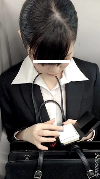 (電車対面）リクルートスーツから…ほど良いムッチリ感のむき出しのパンストあんよが…自然と緩んじゃう女子大生お姉さんを観察…-1
