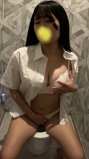 デパートのトイレでこっそりオナニーしちゃうJK221　あどけないお顔の美巨乳女子がエッチな声で喘ぎながら痙攣イキ