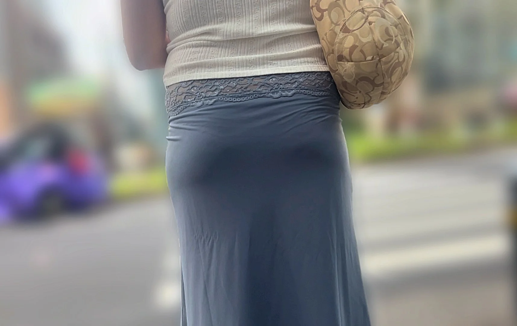 素人奥様のタプタプなエロ巨尻を堪能！肉厚スケベ尻を贅沢にムニュらせTバックを食い込ませて男を挑発!-1