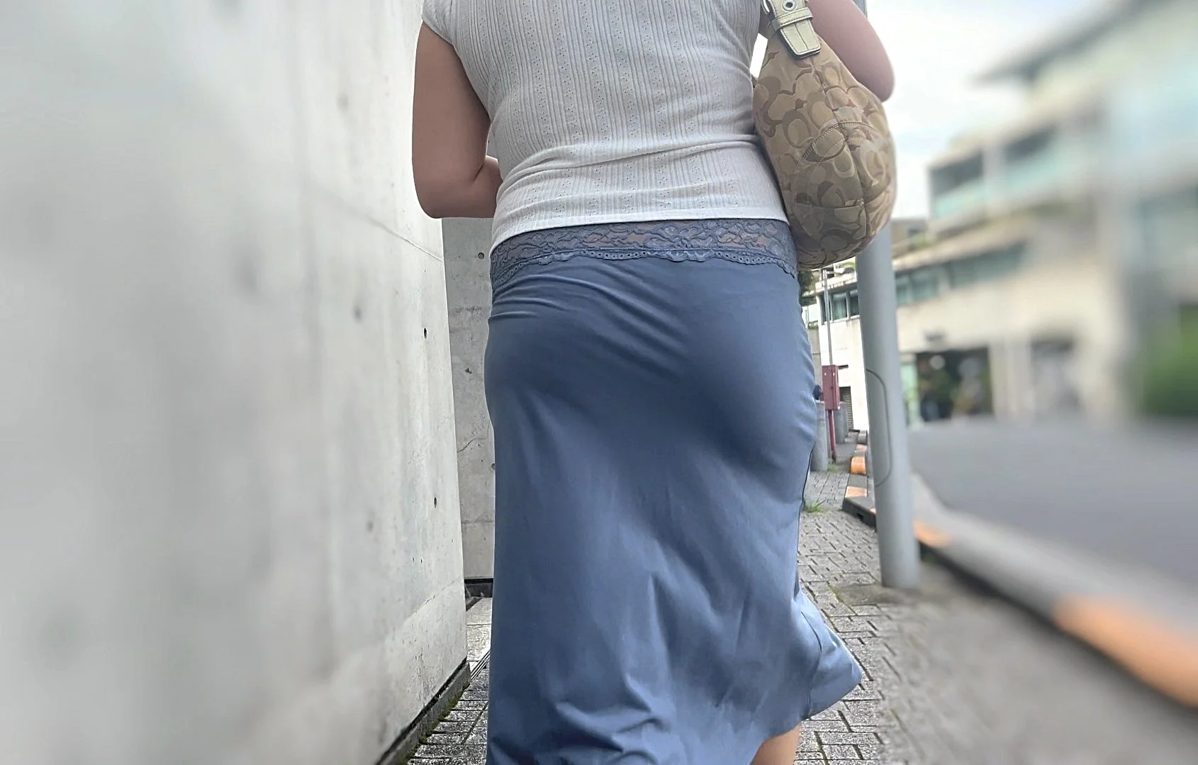 素人奥様のタプタプなエロ巨尻を堪能！肉厚スケベ尻を贅沢にムニュらせTバックを食い込ませて男を挑発!-2