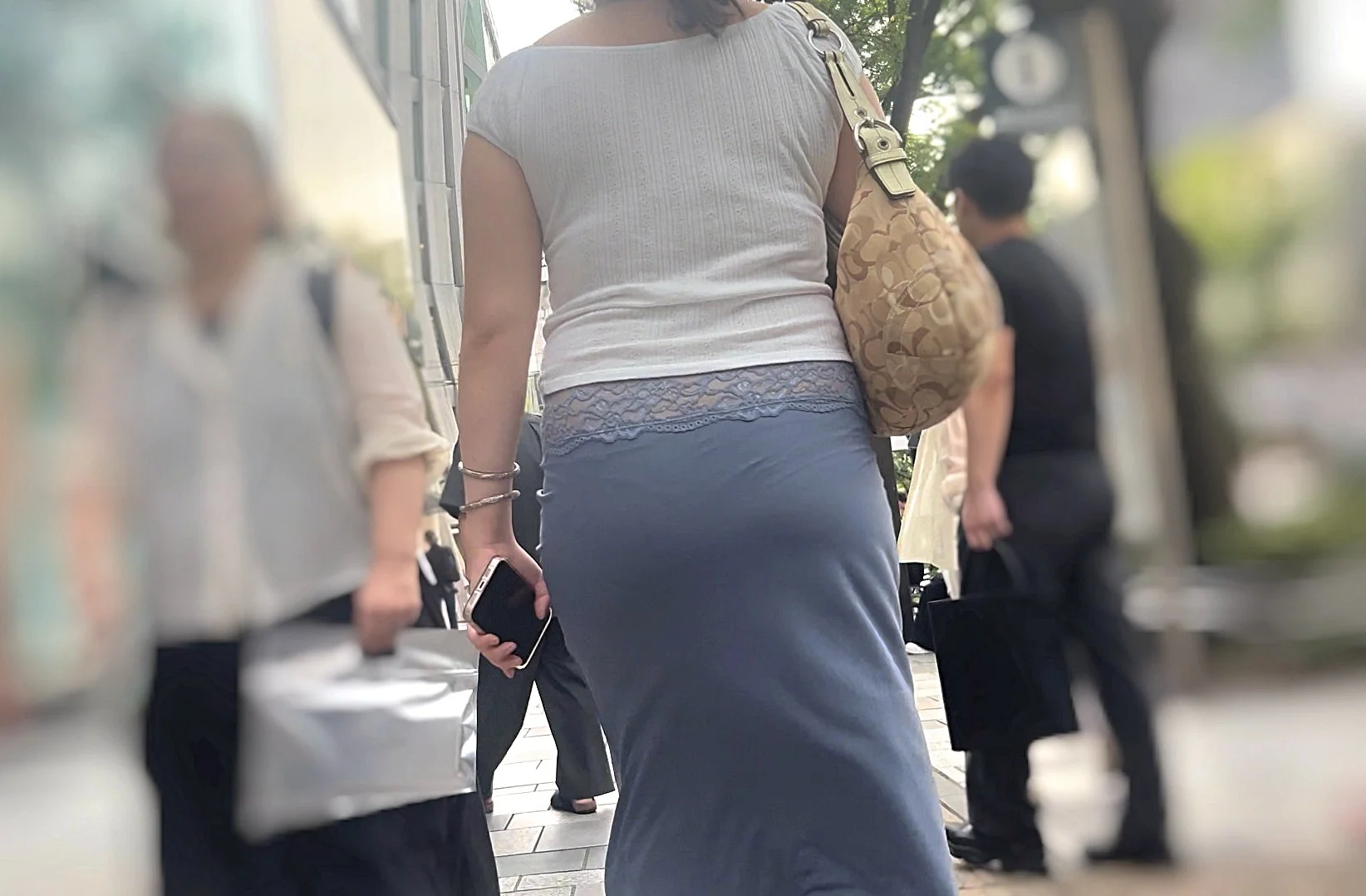 素人奥様のタプタプなエロ巨尻を堪能！肉厚スケベ尻を贅沢にムニュらせTバックを食い込ませて男を挑発!-3