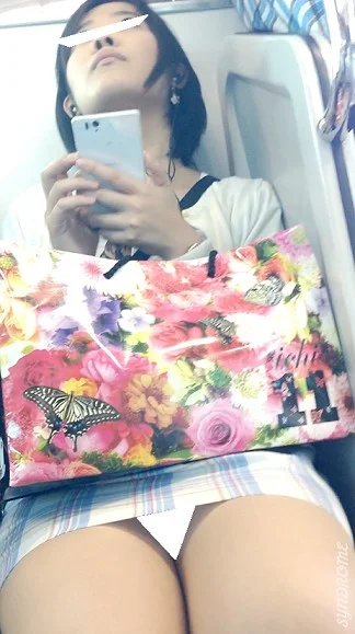 (電車対面）タイトミニなワンピースをお召しになって…常時むっちりふともも＆タイトミニ▼をむき出しにしちゃったOLお姉さん-6