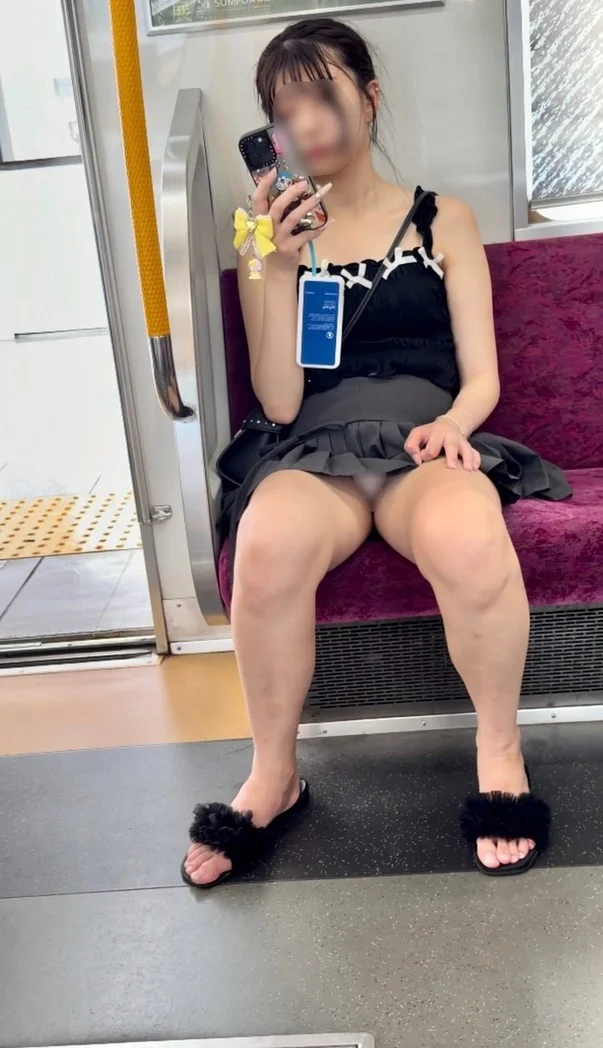 記録♯11 【本編モザイクなし】警戒心ゼロ！モデルスタイルのミニスカお姉さんのパンティーを記録しました！-2