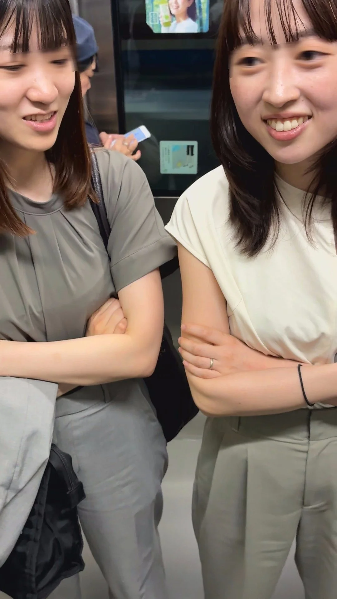 【おっぱいの膨らみ対決1】会社OLの上司部下のおっぱいの膨らみを撮影して勝敗を決めます！