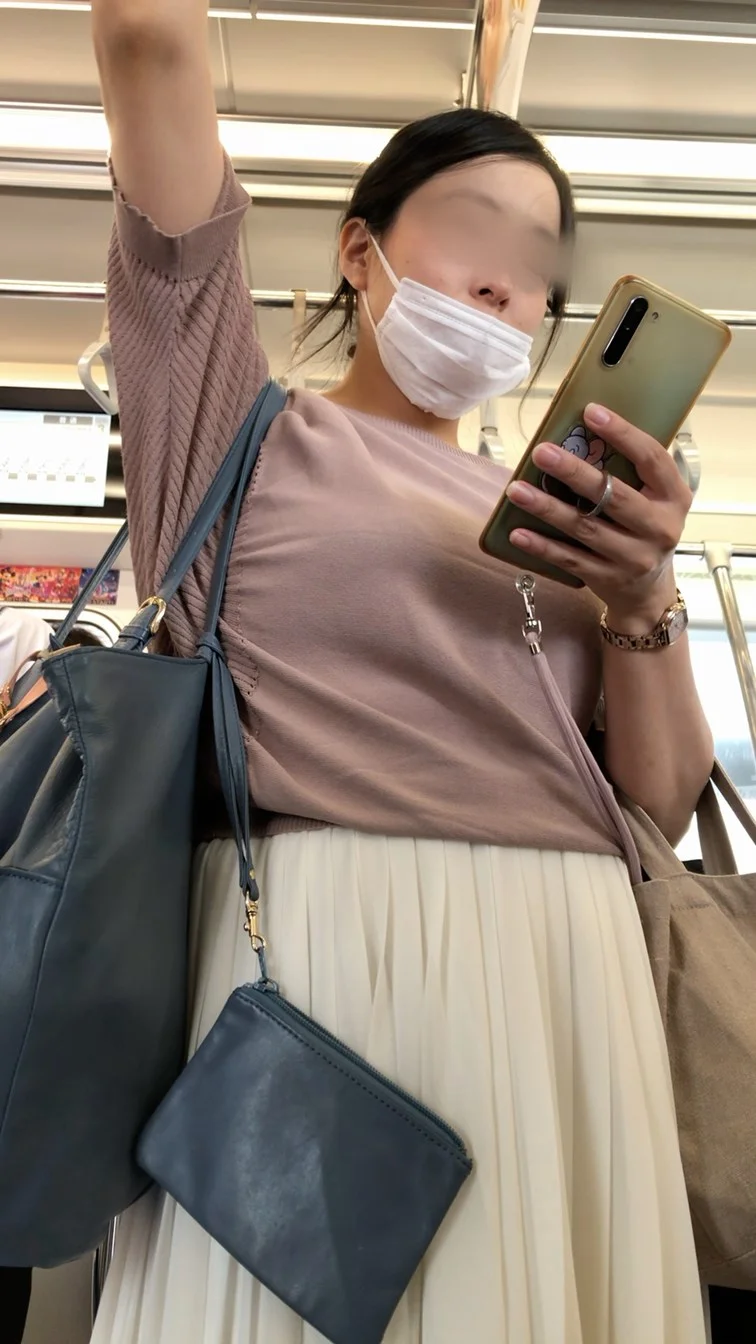 【下からの眺め114】人妻風ＯＬの迫力のある巨乳を下から観察！-2