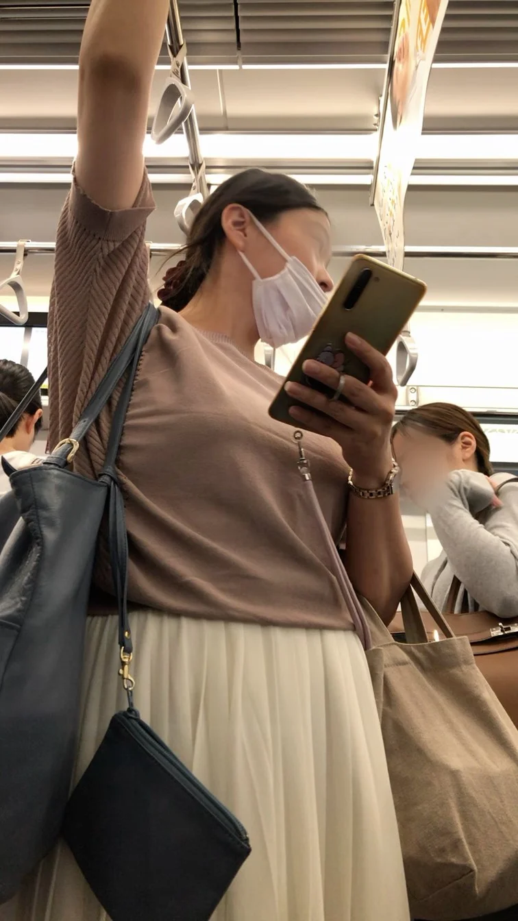 【下からの眺め114】人妻風ＯＬの迫力のある巨乳を下から観察！-4