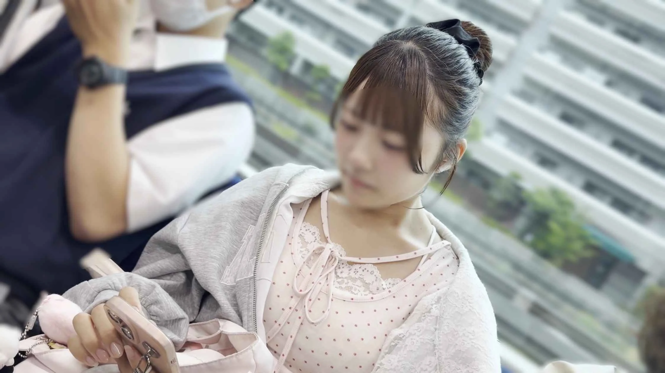 【再販】街の風景３３　シリーズ最高峰の美顔＆美巨乳ＪＤ女神さまのプレミアムおっぱいを前から観察して最高級ネタでヌケる贅沢♡-1