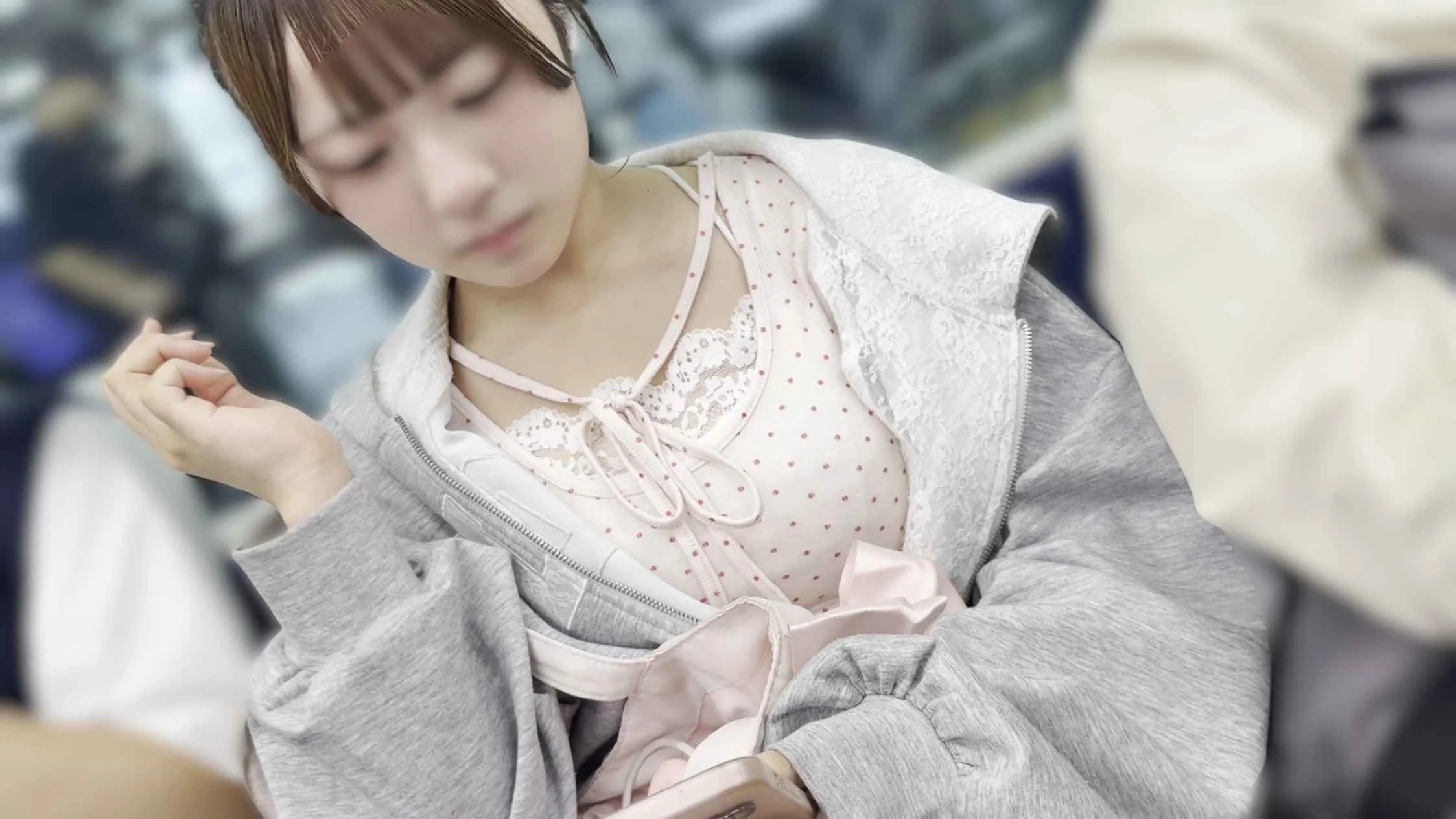 【再販】街の風景３３　シリーズ最高峰の美顔＆美巨乳ＪＤ女神さまのプレミアムおっぱいを前から観察して最高級ネタでヌケる贅沢♡