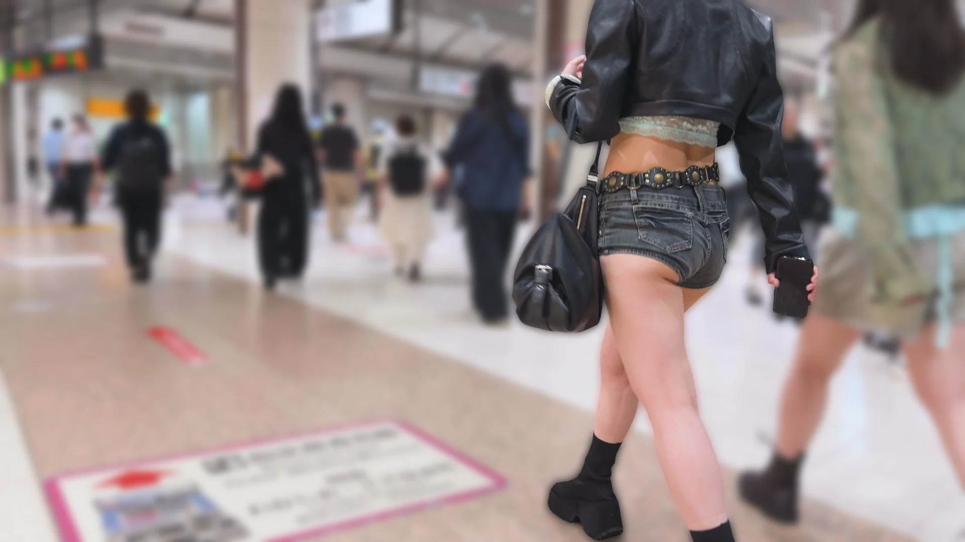 歩行記録0379「デニムショートパンツから溢れ出すムチムチなハミ尻」(全2名)-2