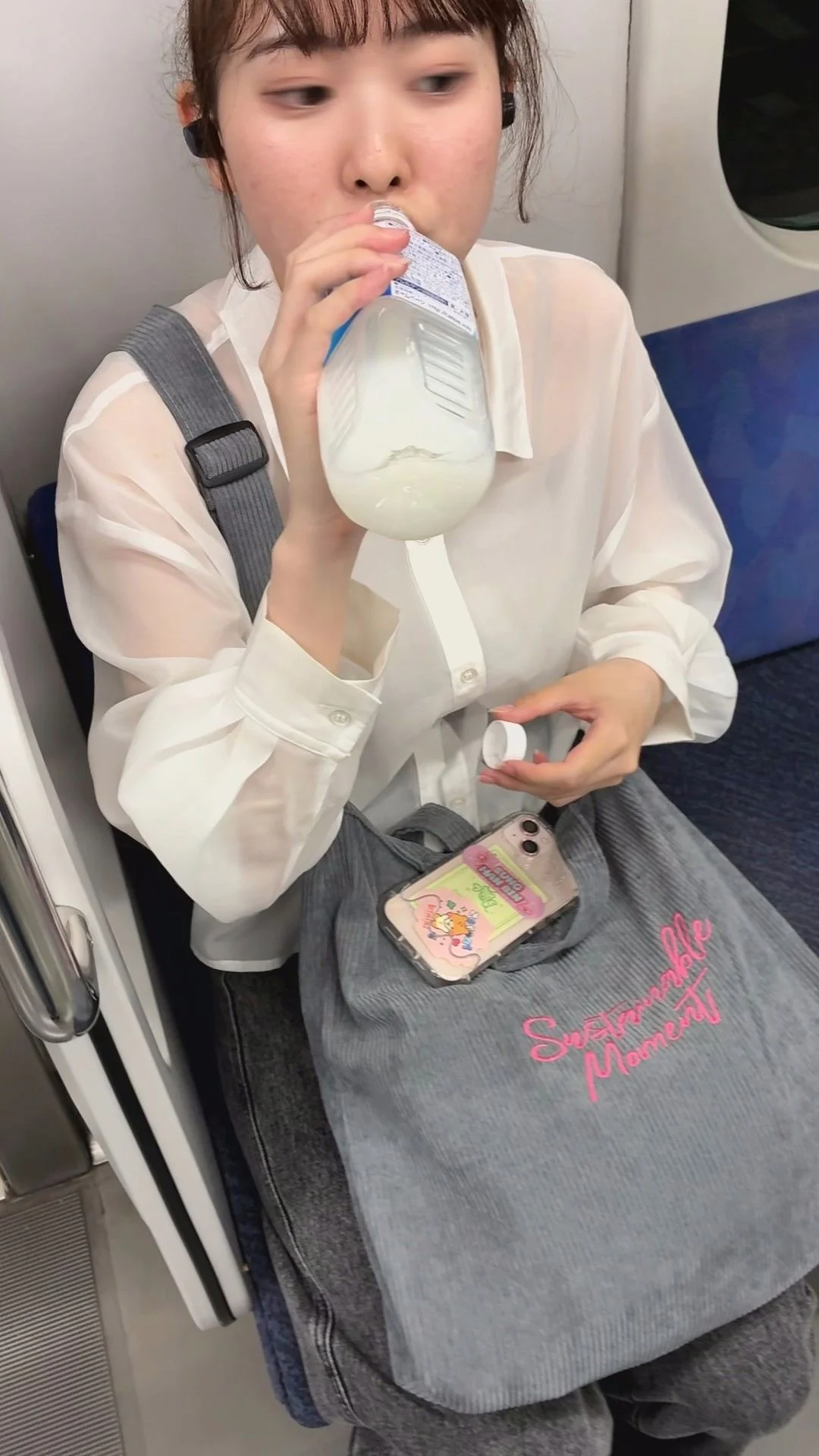 【推定B~Cカップ2】くりっとした瞳が印象的。あどけなさと可愛らしさがある愛され顔の透けシャツの胸の膨らみ撮影！-5