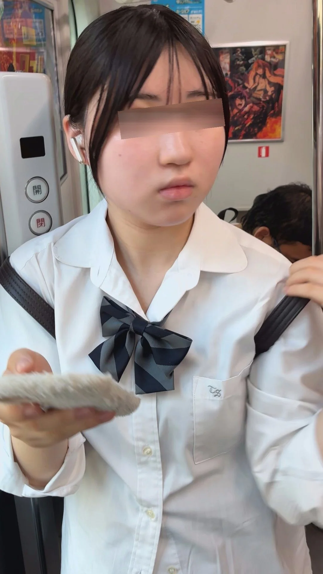 【推定B~Cカップ3】白シャツ制服を着こなす、涼やかな目元とぽってりした唇JKの禁断の胸の膨らみを撮影！