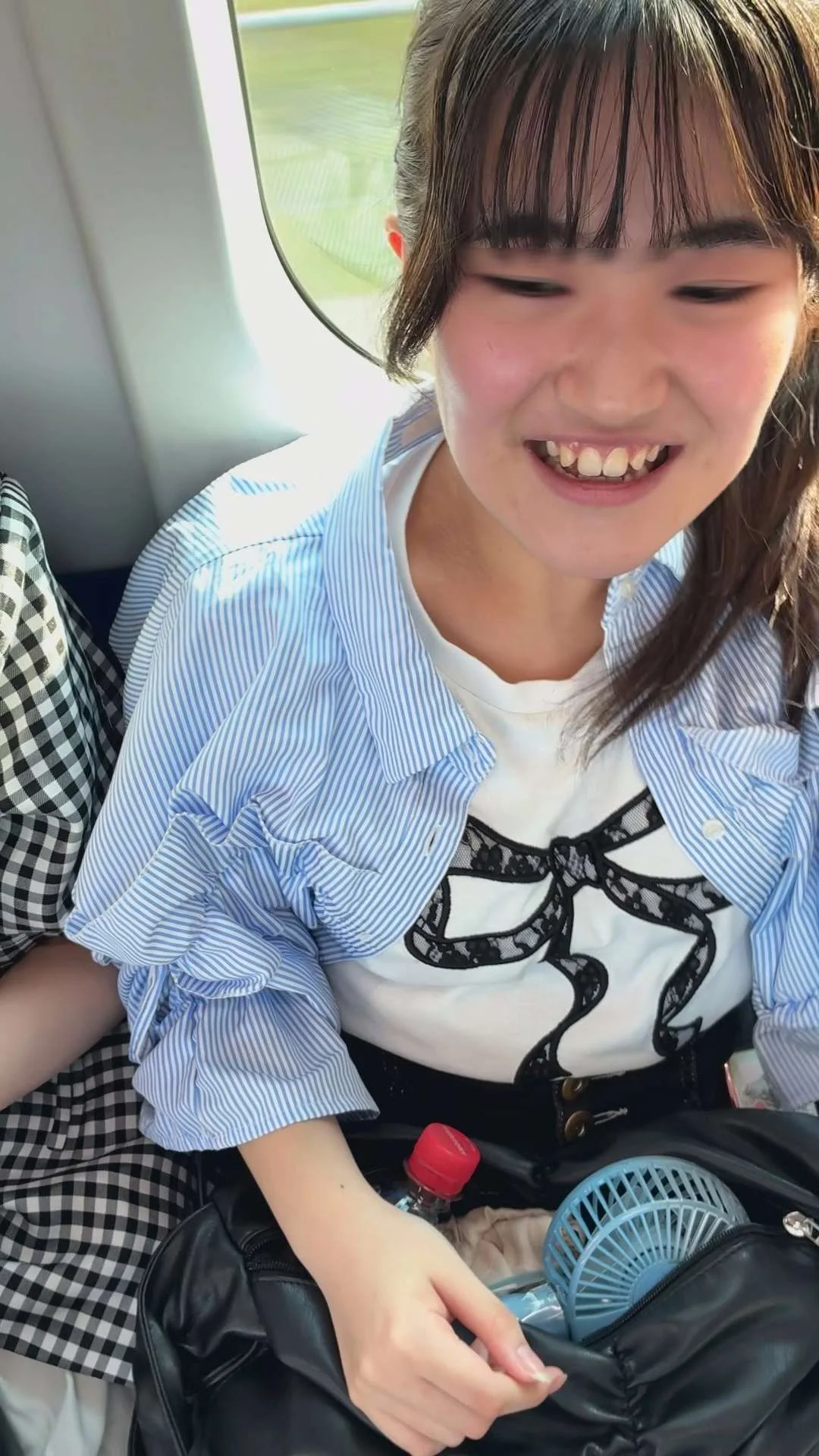 【推定A~Bカップ4】キュートな笑顔と爽やかポニーテール。スマイル女子のちっぱいの膨らみを観察撮影！