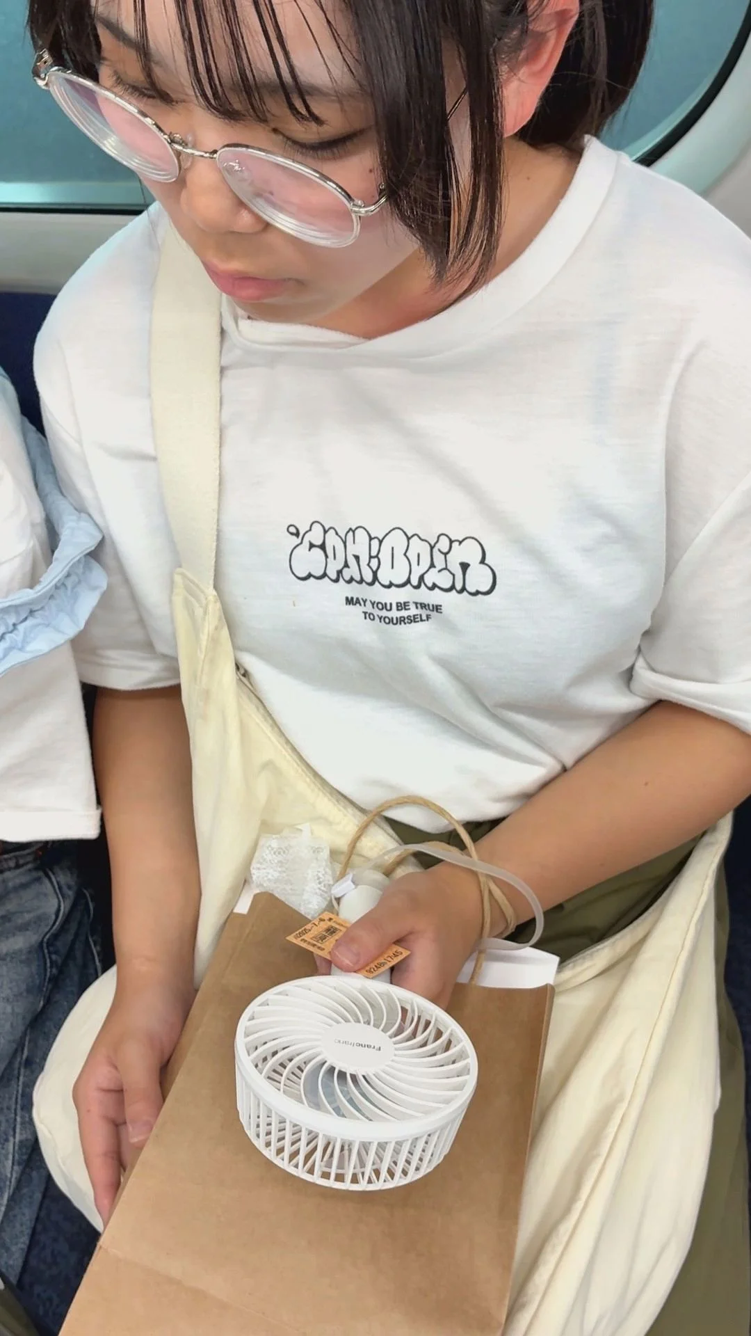 【おっぱいの膨らみ対決3】帰宅途中の大きな瞳とメガネが印象的な女の子とあどけさが残る可愛い子のおっぱいの膨らみを競います！-2