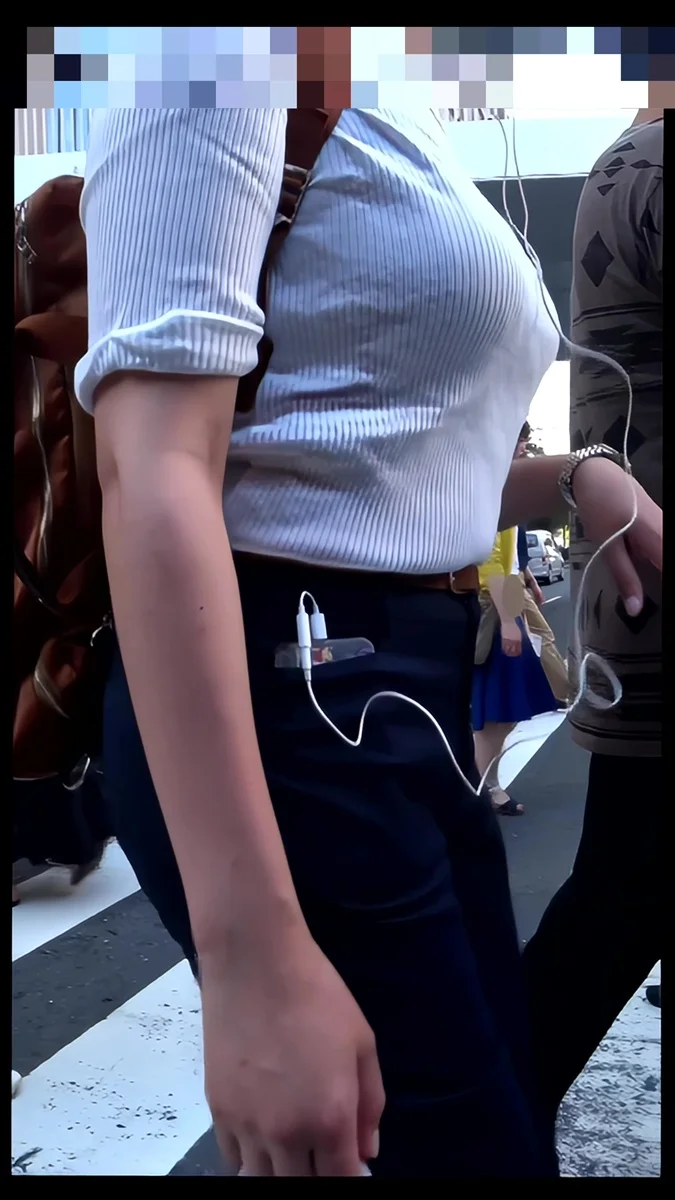 【再販】238むちむちな巨乳を強調する出勤途中のお姉さん