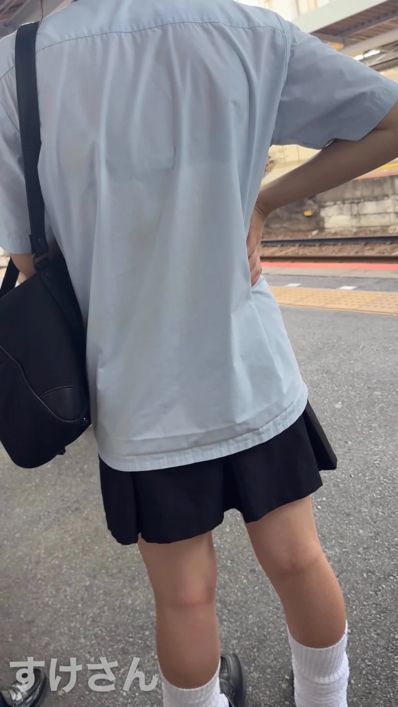 【夏の風物詩、透けブラシリーズ】#8 猛暑で汗でシャツからブラジャーがスケスケになってしまったルーズソックスKちゃんww