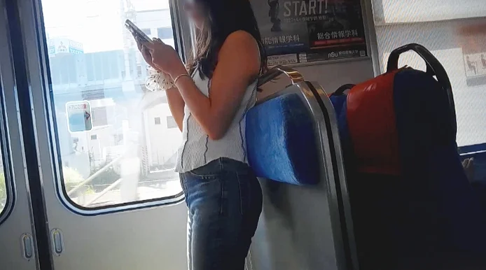 (8名収録)エロカワ爆乳女子大生の電車待ちする光景など-2