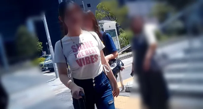 (8名収録)エロカワ爆乳女子大生の電車待ちする光景など-3