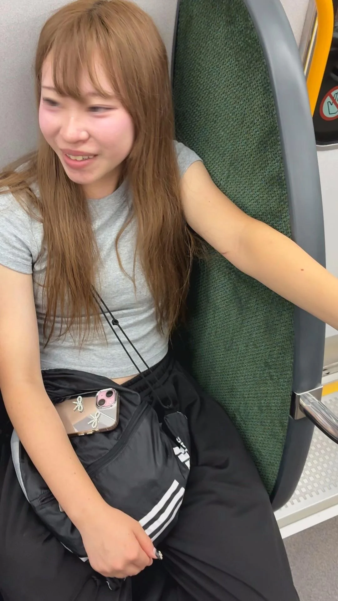 【おっぱいの膨らみ対決4】にこっと笑う表情が可愛いギャルと可愛い明るいショートヘア女子の胸の膨らみバトル！