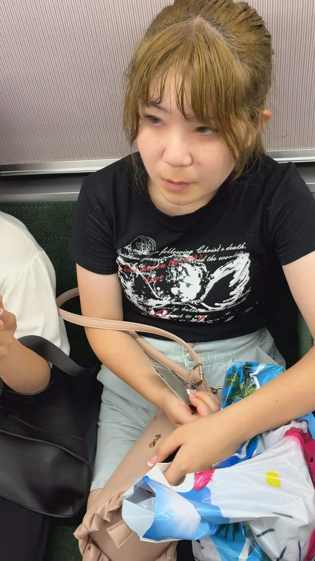【おっぱいの膨らみ対決5】汗で濡れた前髪が可愛い子と目が特徴的なリス顔の子！二人組のおっぱいの膨らみを撮影！