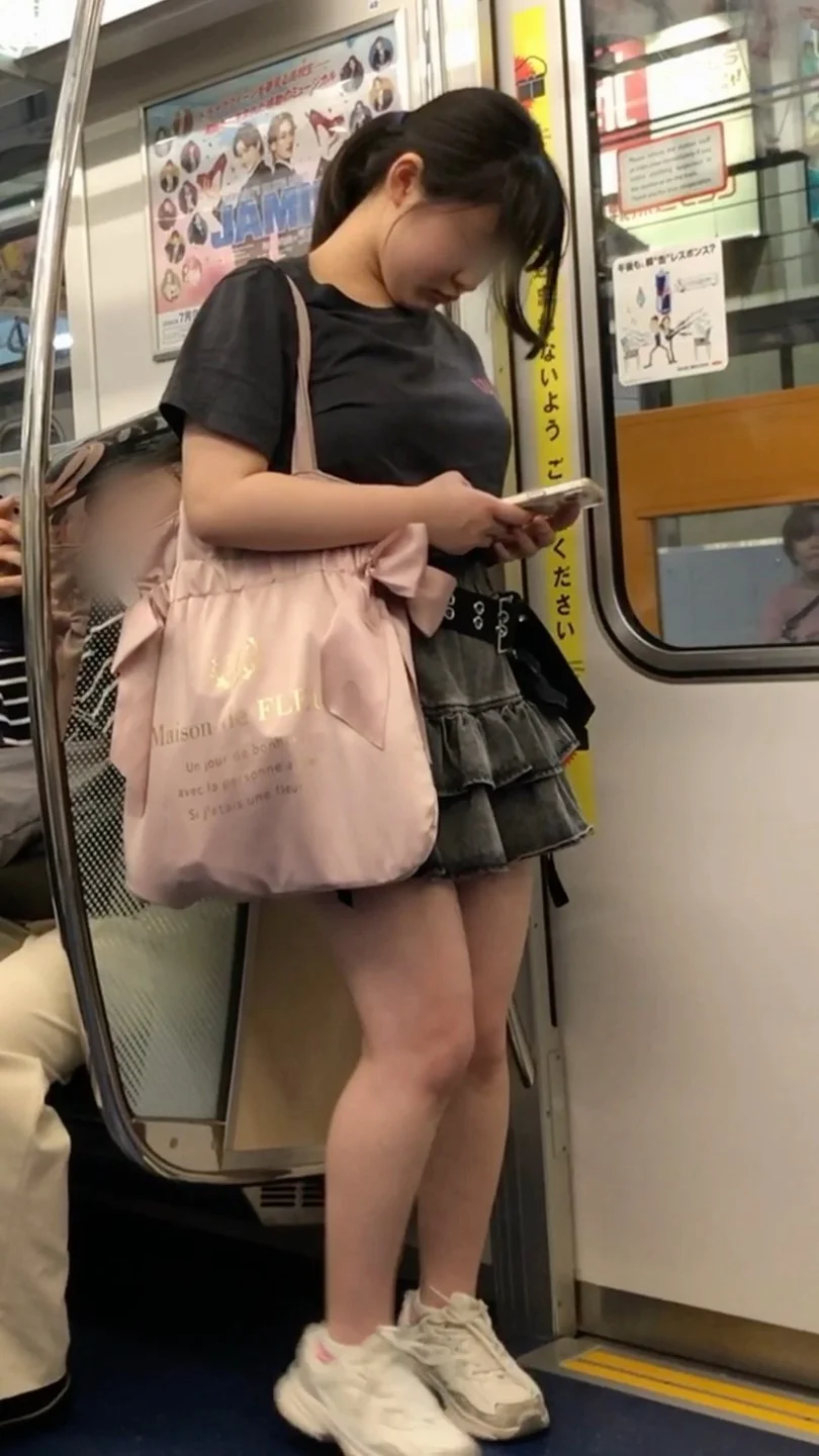 【正面からの眺め31】ムチムチボディのミニスカ私服ＪＫに大興奮！！
