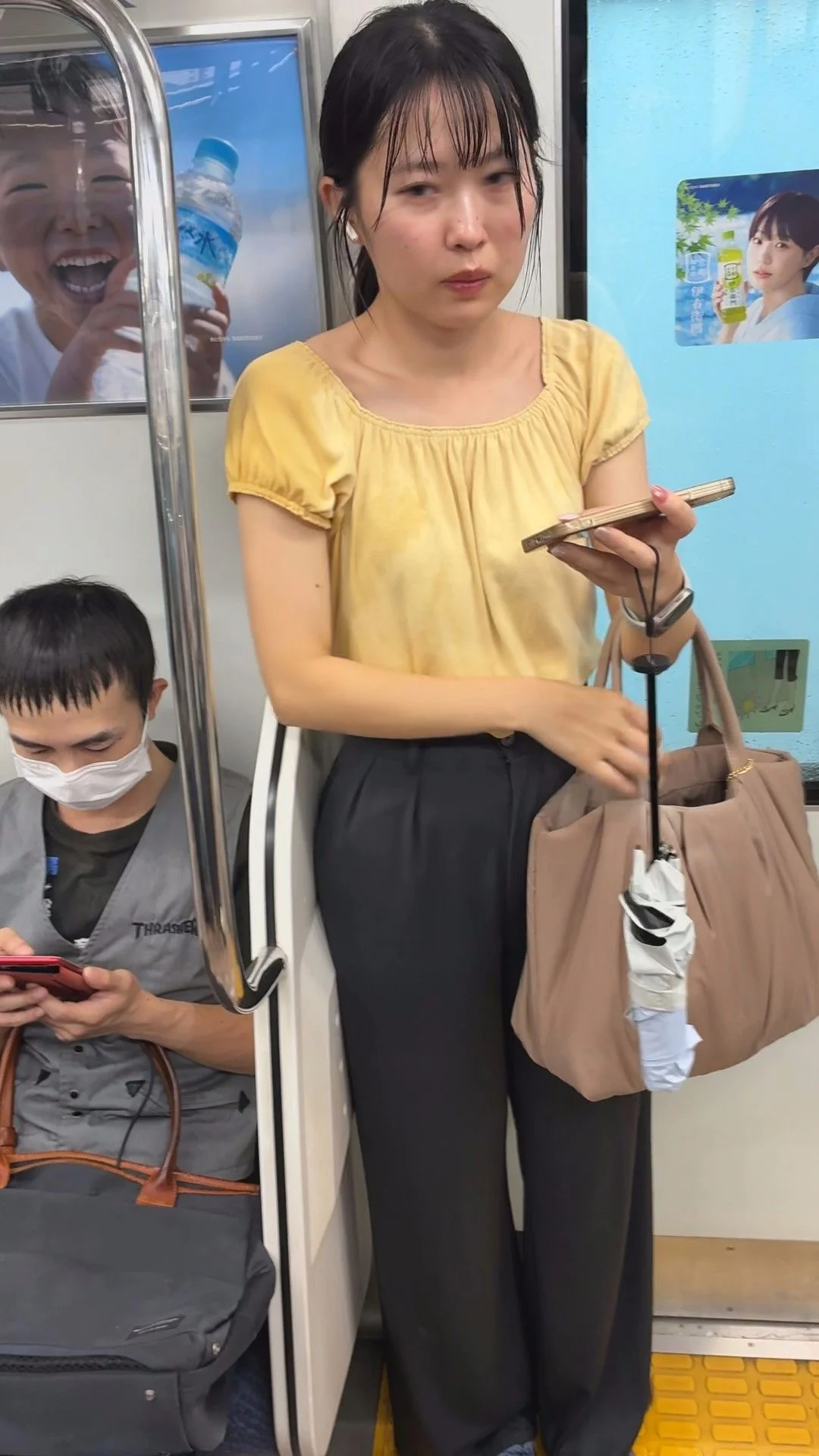 【推定B~Cカップ15】ブラ紐見え！？大人っぽさの中にほんのり可愛さが混ざるOLのお乳の膨らみ撮影！