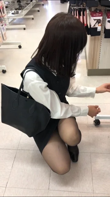 エスカレーター逆さ撮りとしゃがみ込みパンチラ　黒タイツOLさん