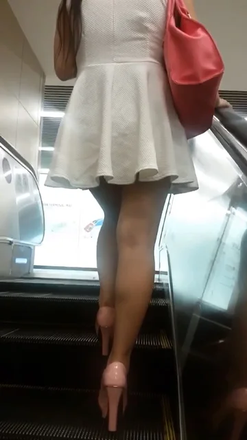 【激安セール中】ミニスカ・ピンヒールギャルのエスカ撮り♪-3