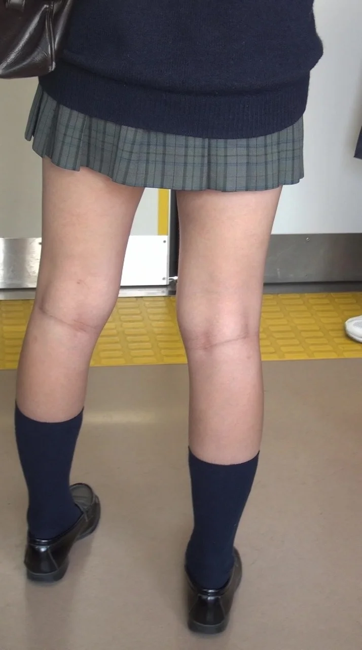 制服J○，電車内街撮りむっちり太股の世界。フルHD  ビデオ直撮り