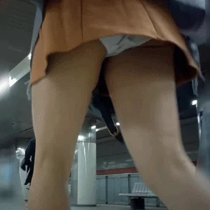 【スカートの中の秘密】揺れるミニスカートのお姉さん！