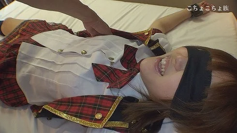 こちょこちょ族　素人グラマラス爆弾娘　21歳　アキラ　AKB48制服編
