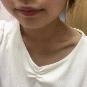 【舌/唾フェチ】ロリ系美人OLが『アクリル板に唾たらし＆ベロベロ舐めまくる』